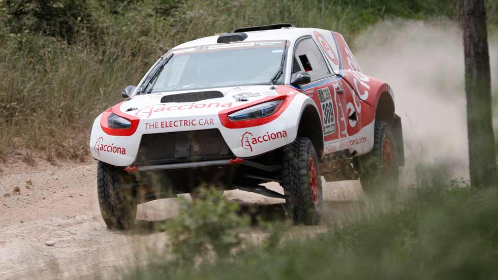 El Acciona 100% Ecopowered, en la Baja Italia con Andrea Peterhansel al volante
