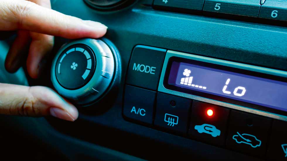 ¿Cuánto cuesta recargar el aire acondicionado del coche?
