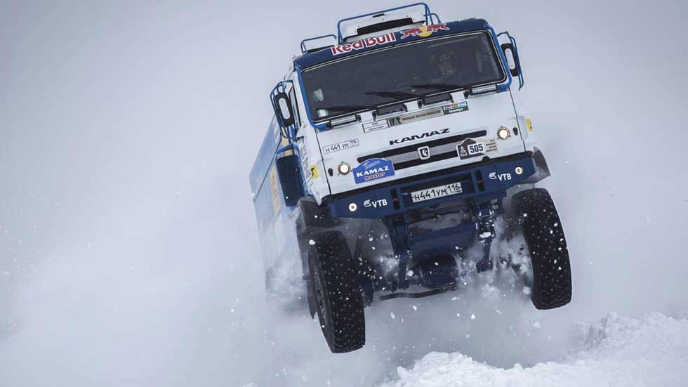 ¡Espectacular! Récord de salto sobre la nieve de un camión (vídeo)