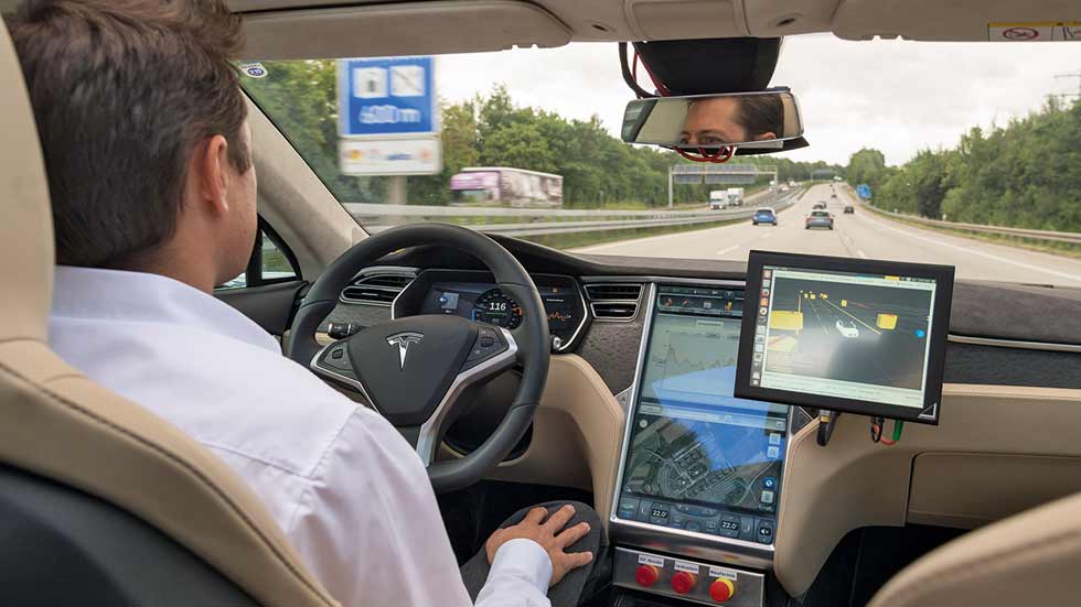 Tesla mejora su sistema de conducción autónoma AutoPilot