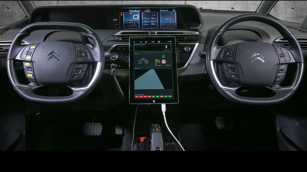 ¿Dos volantes? Sí, es el coche autónomo de PSA: ¡y nos subimos!