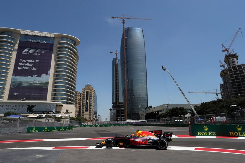 GP de Azerbaiyán de F1: Verstappen marca el mejor tiempo y se accidenta