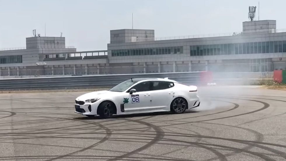 El nuevo Kia Stinger, brutal: ¡así hace donuts quemando rueda! (vídeo)