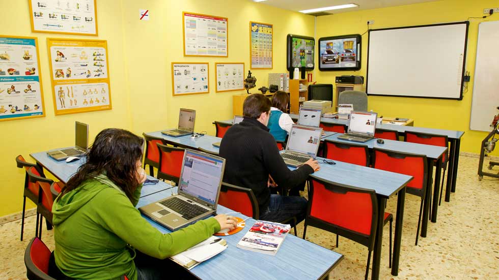 Los motivos por los que hay tantos suspensos en el examen teórico del carné en nuestro país, según Onroad.