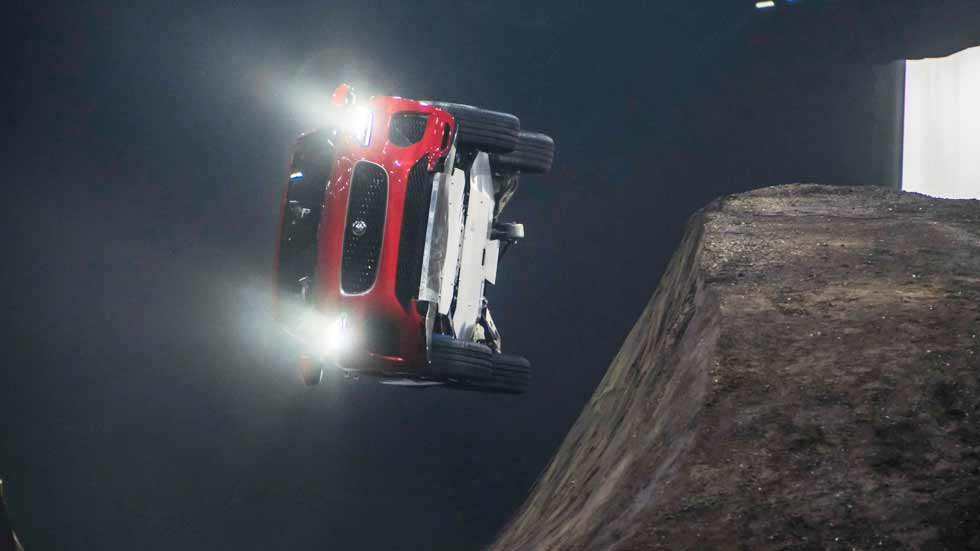 Así se presentó el Jaguar E-Pace: Récord Guinness de “looping” lateral (vídeo)