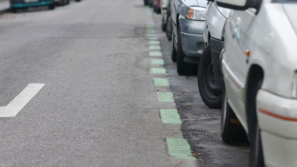 Dudas: ¿me pueden multar por aparcar el coche en el mismo sitio mucho tiempo?