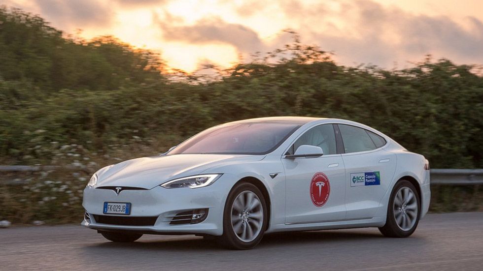 Un Tesla Model S logar recorrer más de 1.000 km con una sola carga
