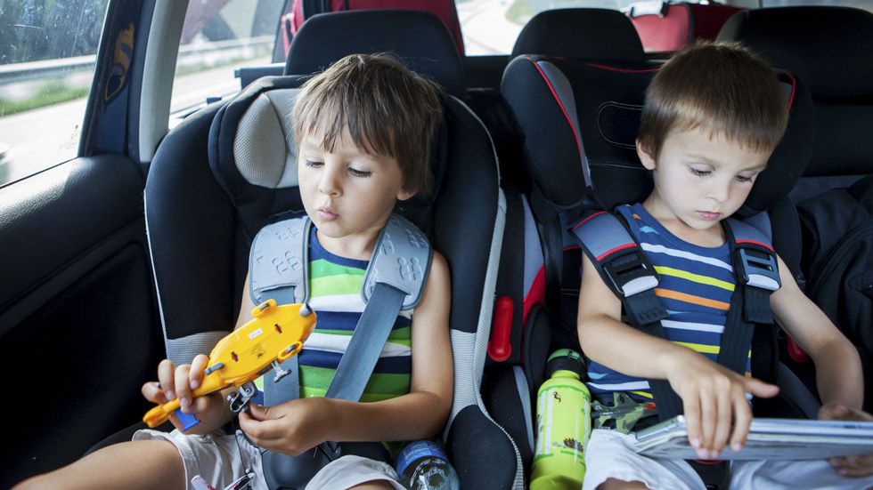 Los mejores consejos para que los niños vayan seguros en verano en el coche