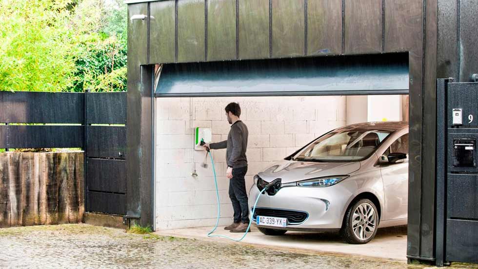 Duda: ¿puedes cargar hoy un coche eléctrico sin que salten los plomos de tu casa?