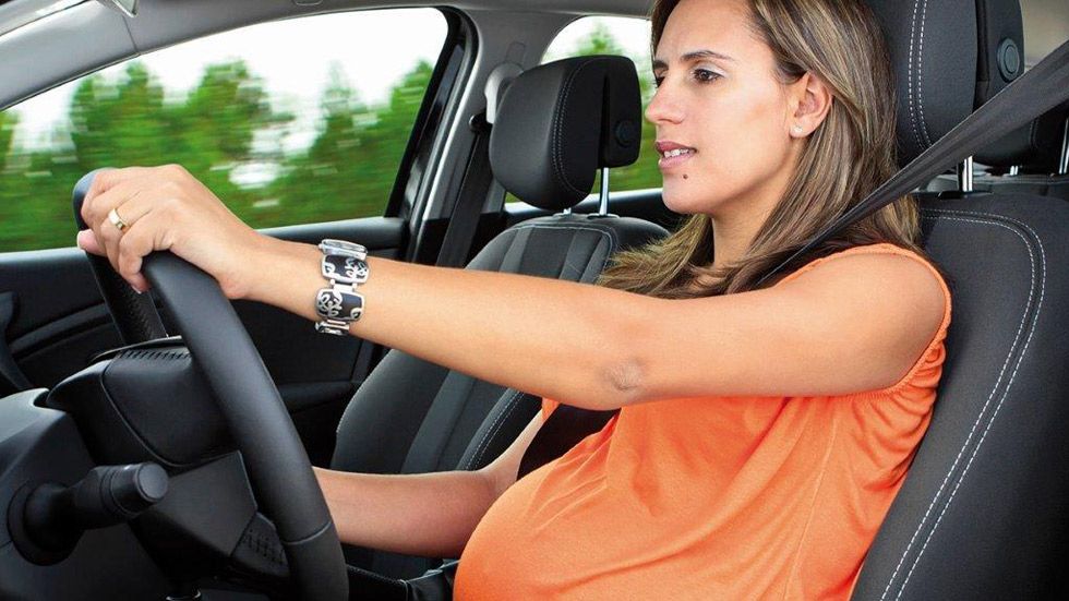 Cinturón de seguridad para el coche en mujeres embarazadas: todo lo que  debes saber según la DGT