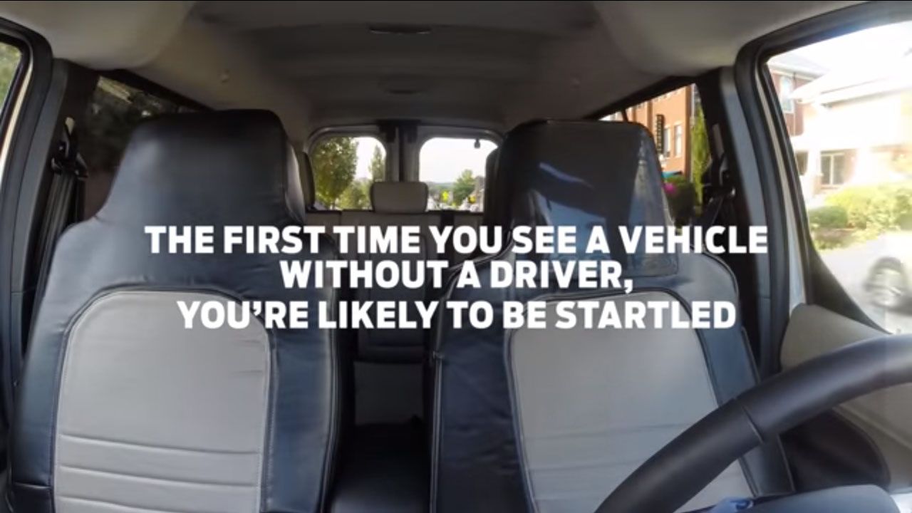Se disfraza de asiento para ver cómo reaccionan ante un coche sin conductor