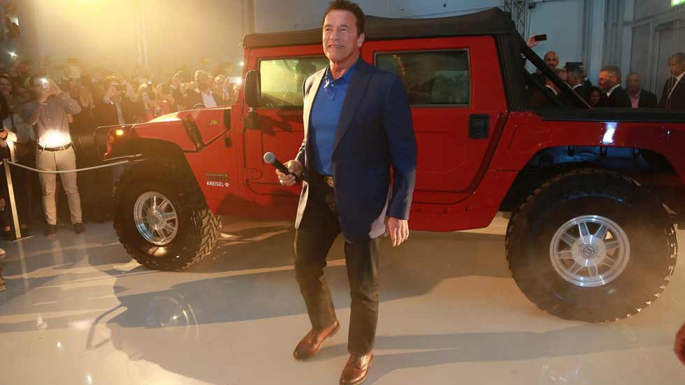 Así es el nuevo coche de Schwarzenegger: el primer Hummer eléctrico del mundo