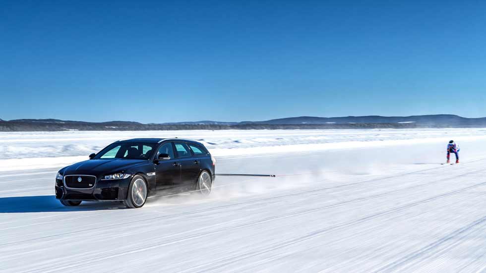 El Jaguar XF Sportbrake ayuda a un esquiador a batir el récord mundial de velocidad