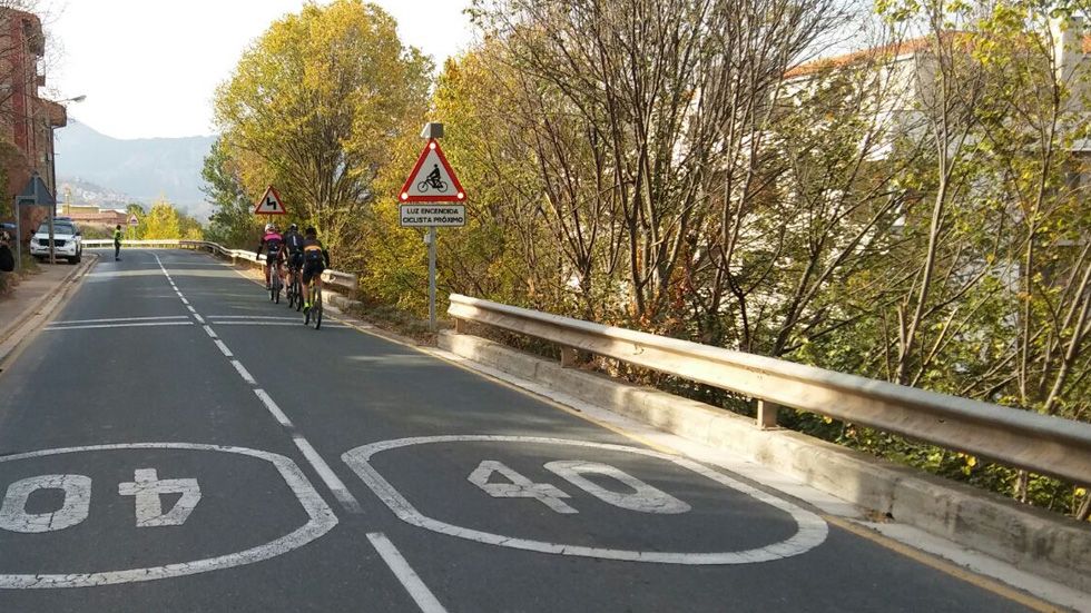 La DGT instala una nueva señalización dinámica de ciclistas: así es