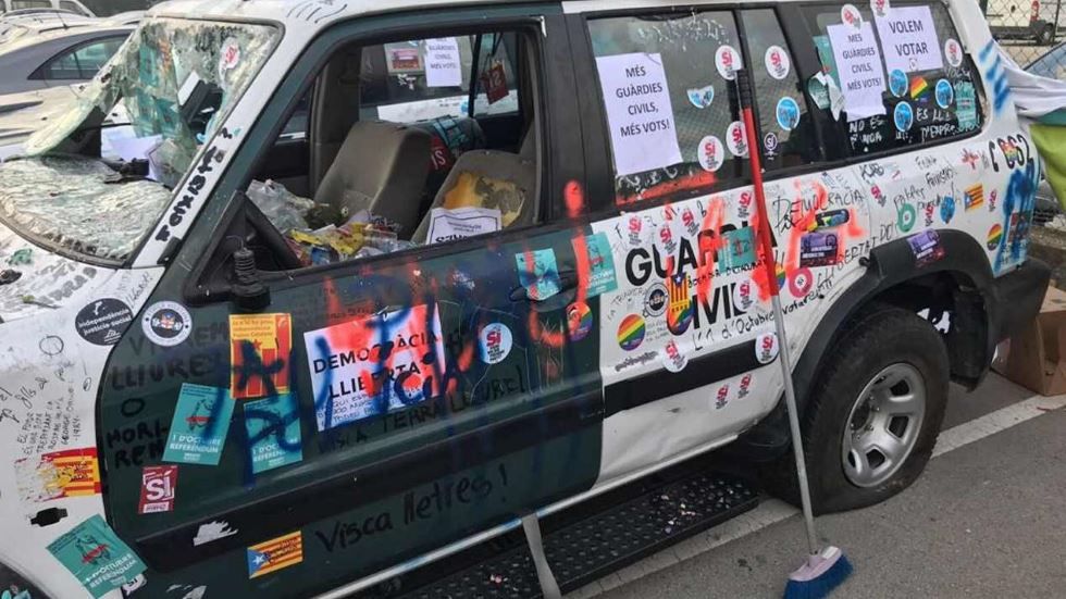 Así quedaron los coches de la Guardia Civil tras las protestas en Barcelona
