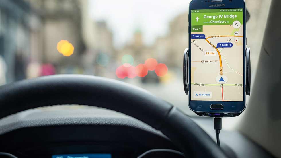 Multa a Google por robar datos personales con sus coches