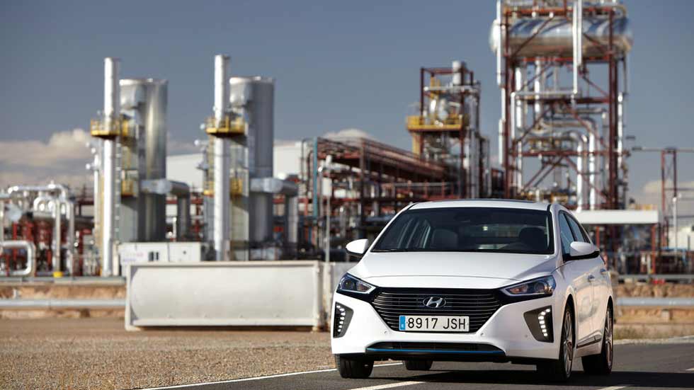 Coches de gasolina: si bajan de 4,6 l/100 km, ¡más limpios que los eléctricos!