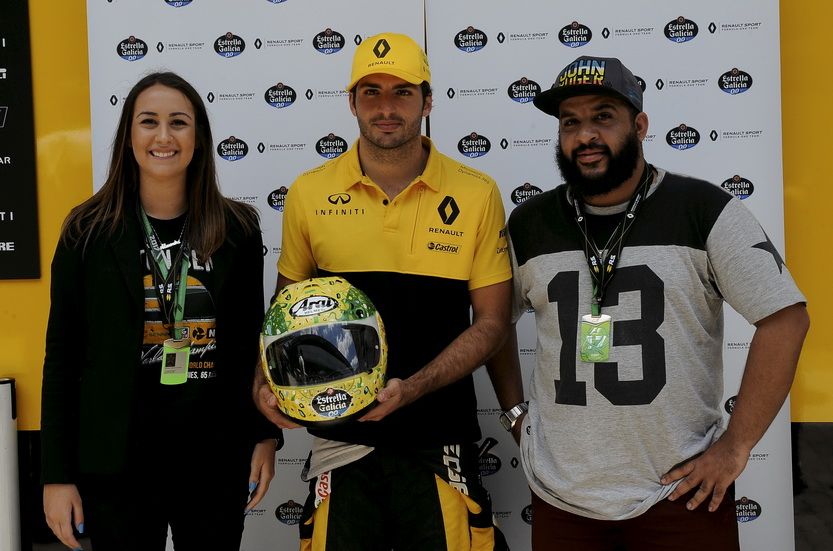GP de Brasil: Sainz y Estrella Galicia donan un casco al Instituto Ayrton Senna