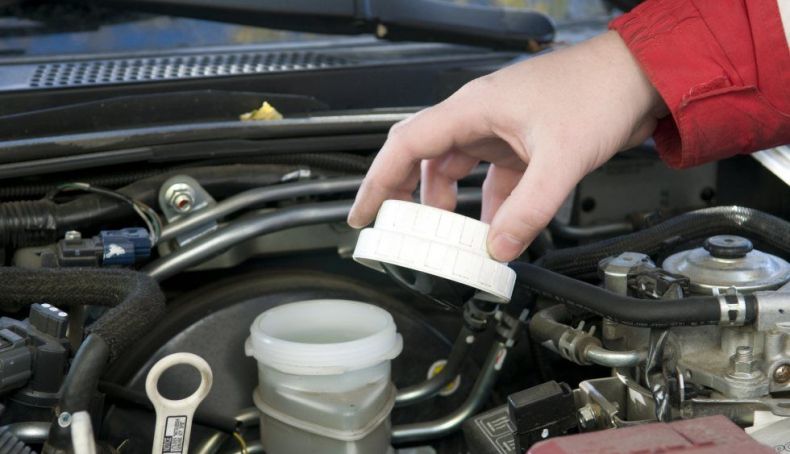 article-cambiar-liquido-frenos-coche-pre