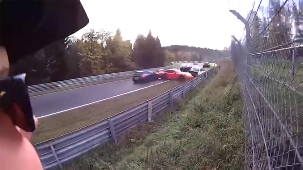 14 superdeportivos chocan en Nürburgring: ¡cuidado con las tandas!
