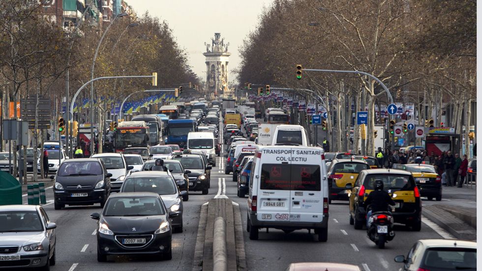 Barcelona anuncia multas por no llevar la etiqueta de la DGT en el coche