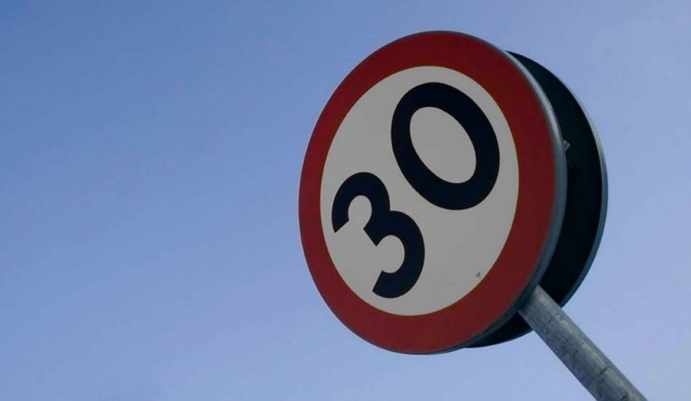 Los nuevos límites de velocidad en las ciudades españolas, al caer.