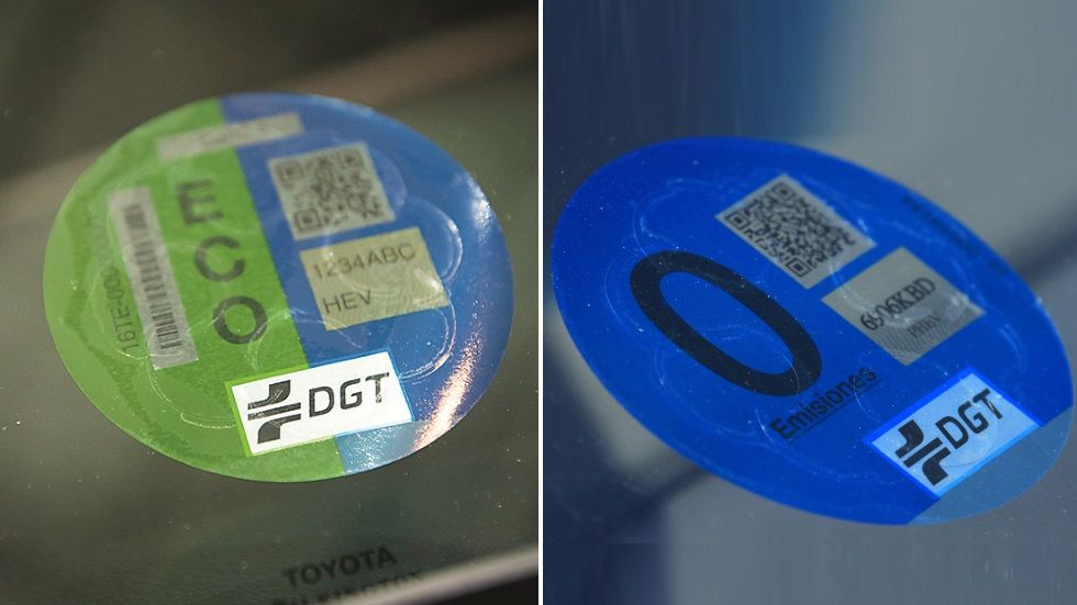 Etiquetas de la DGT: ¿es obligatorio llevarlas? ¿Legalmente pueden multarnos?