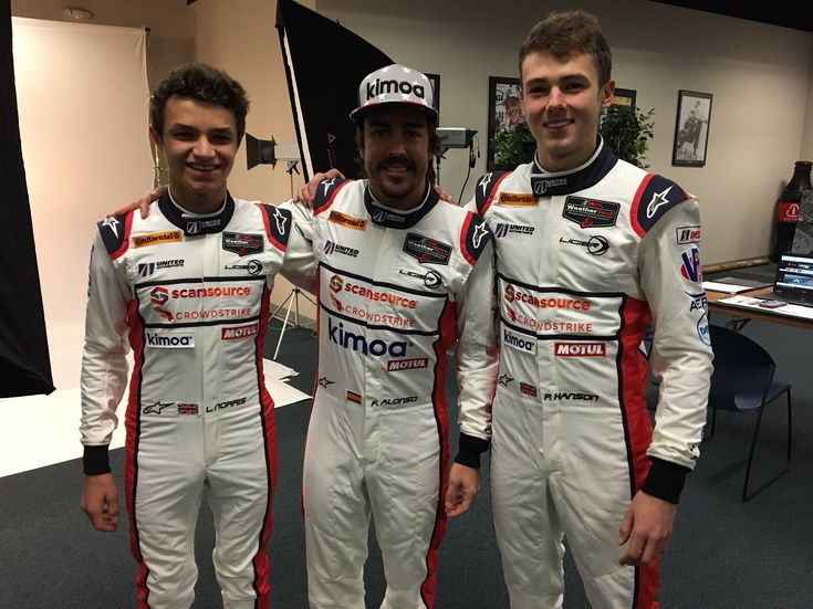 ROAR 24 Daytona: Alonso ya está en Daytona y posa con sus compañeros de equipo