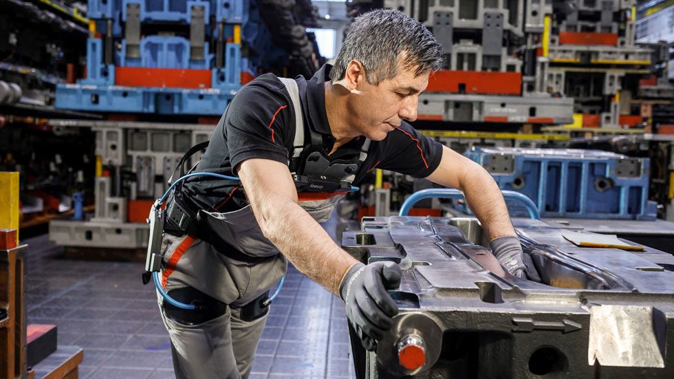 ¿Dolor de espalda? Audi nos da una posible solución con los exoesqueletos