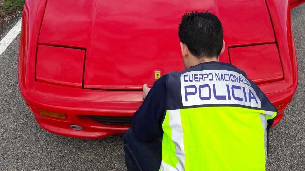 Transforma su viejo coche en un Ferrari, intenta venderlo… y lo detienen