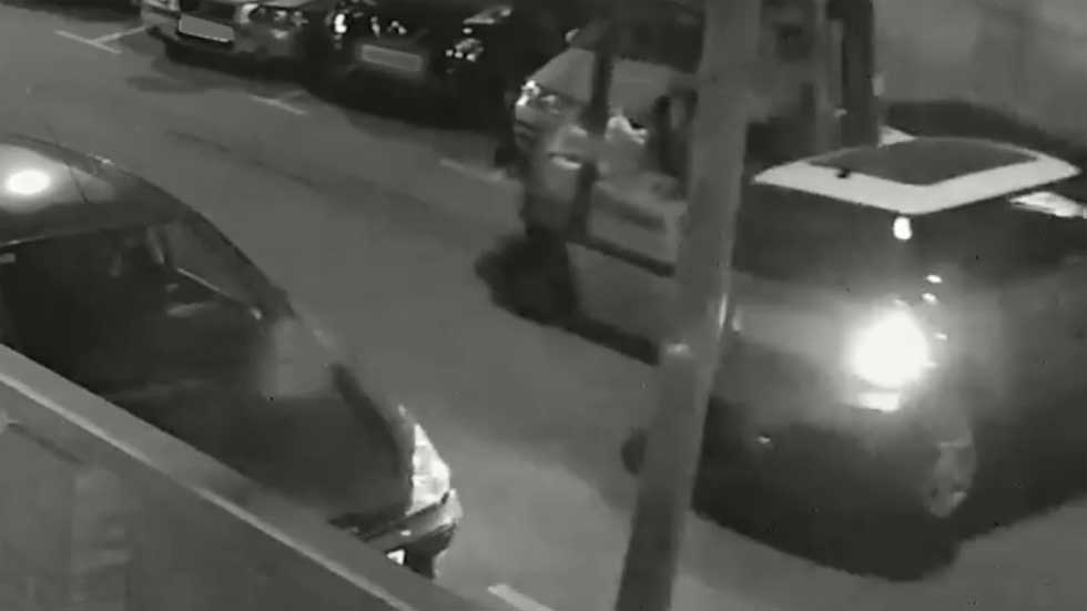 El dueño de un desguace ilegal robaba coches con un elevador: así lo hacía