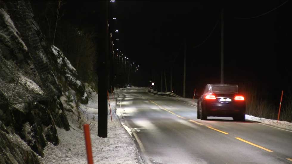 Farolas inteligentes que se encienden al paso de los coches: así son (Vídeo)