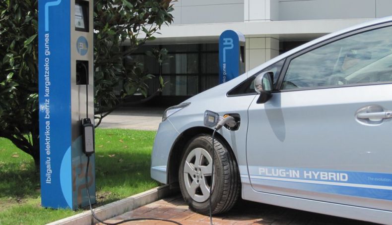 España cuenta con un punto de carga público por cada 11 coches eléctricos. España cuenta con un punto de carga público por cada 11 coches eléctricos.