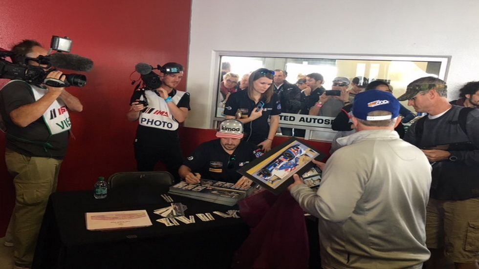 24 Horas de Daytona: sesión de autógrafos con Alonso como protagonista