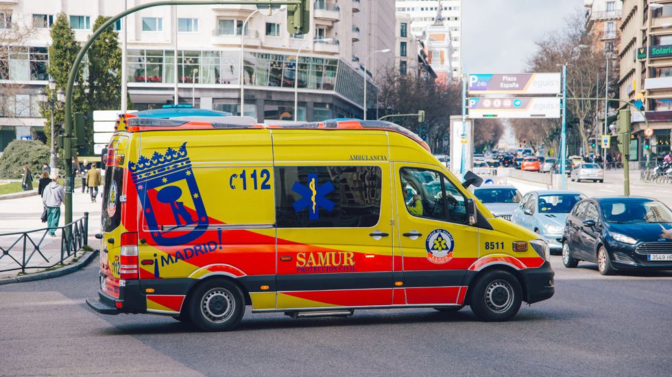 Vehículo de emergencias en carretera, ¿sabes qué hay que hacer?