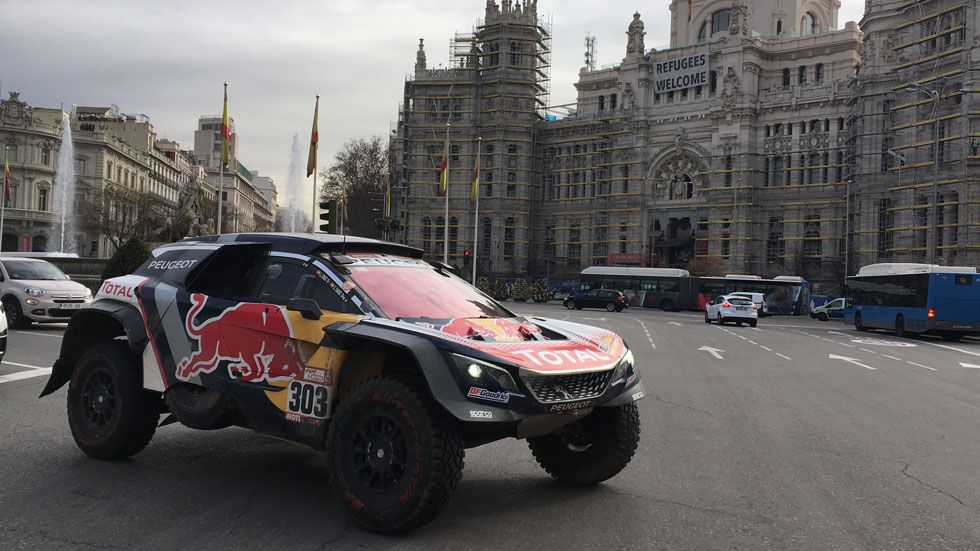 VÍDEO: paseamos con Carlos Sainz por Madrid con su Peugeot del Dakar
