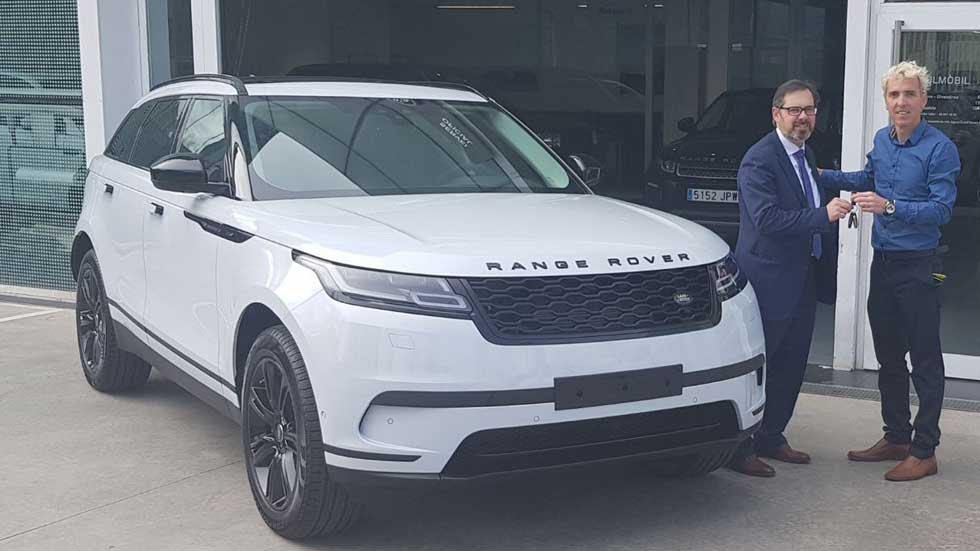 El atleta olímpico José Luis Blanco recibe un Range Rover Velar