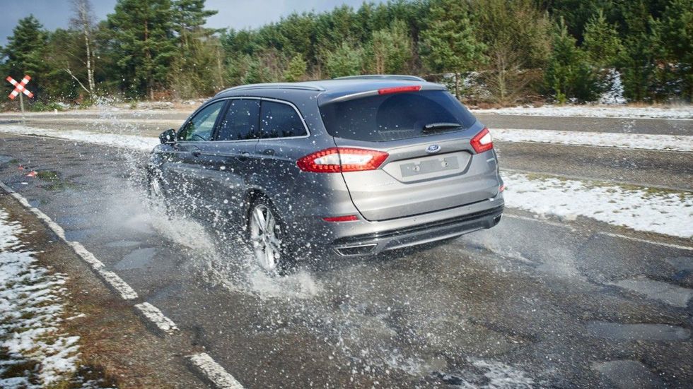 ¿Cómo afectan los baches a nuestro coche? Ojo, que el invierno ha sido duro…