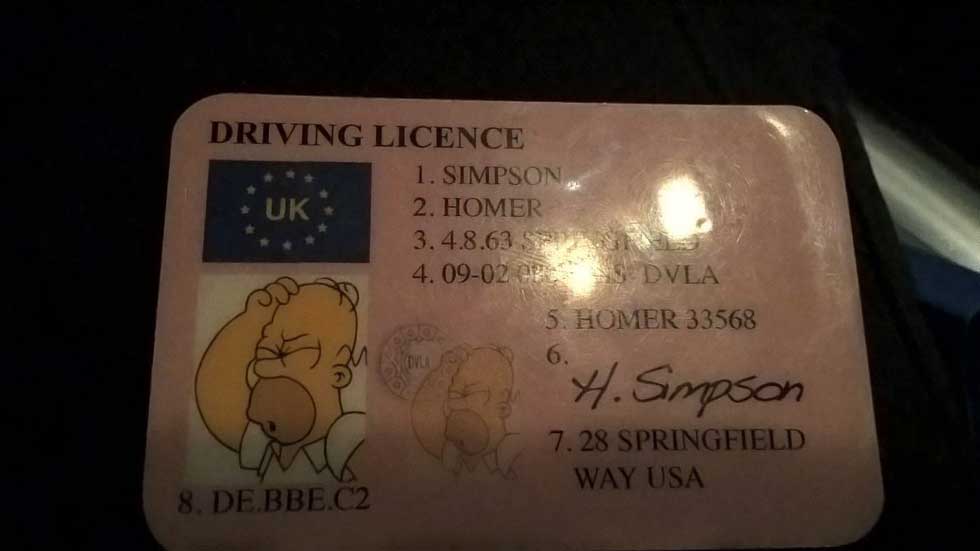 Paran su coche, sin seguro y entrega el carnet de Homer Simpson