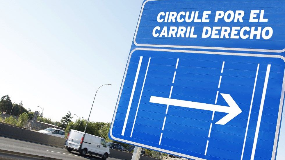 Circular por el carril izquierdo: lo que dice la ley y las multas