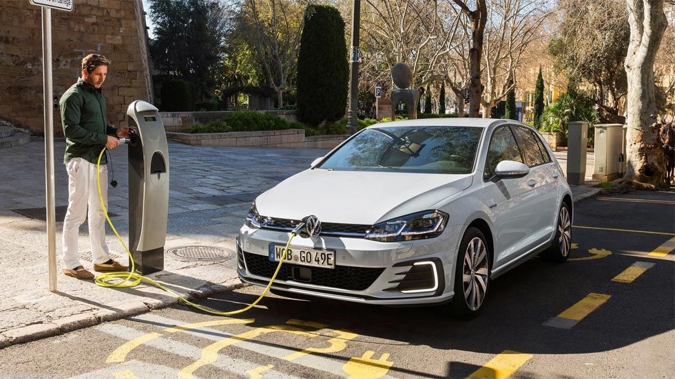 Los coches híbridos y eléctricos ya superan al Diesel en intención de compra