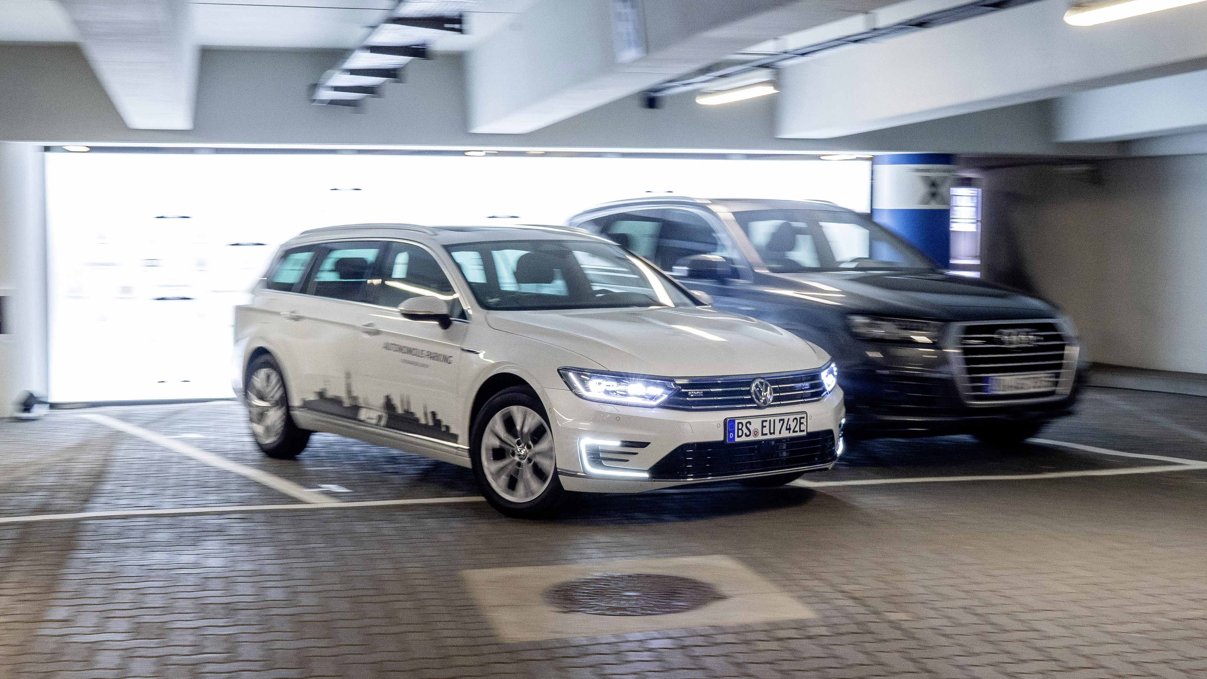 Los coches del Grupo VW aparcarán solos (y de serie) desde 2020