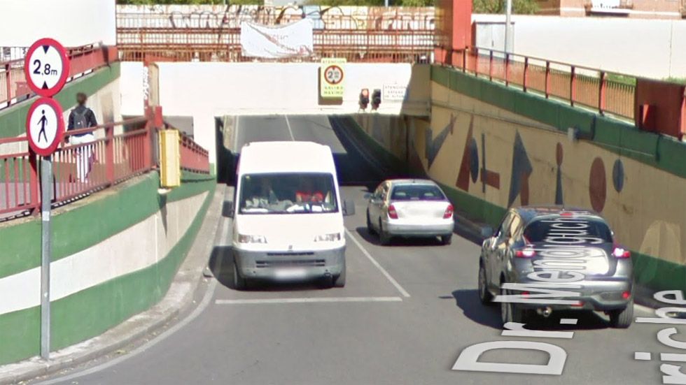 La curiosa historia del túnel que se “traga” a los camiones