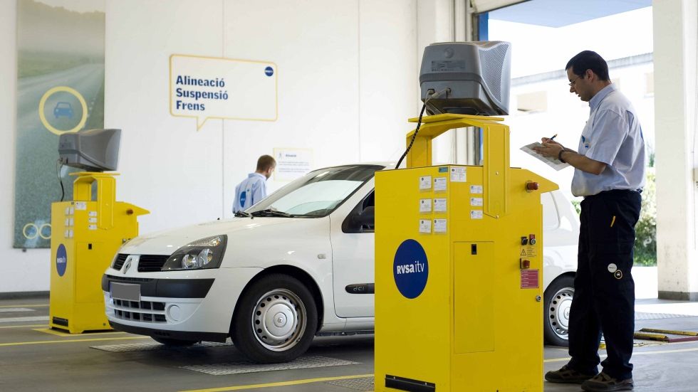 La ITV en los coches de 10 o más años: así les pasa factura