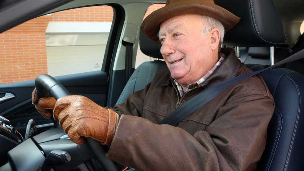 Circular con más de 65 años: ¿Limitar la conducción a la tercera edad?