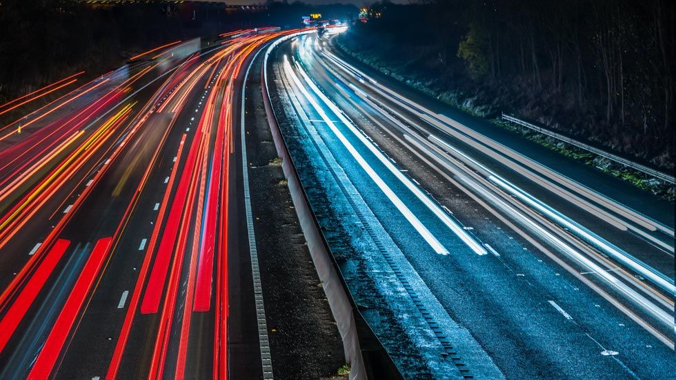 Así serán las carreteras del futuro: con energía solar, con carga inalámbrica…