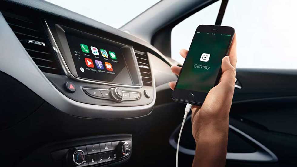 Por qué no debes cargar el móvil en el coche y trucos para sacarle el máximo partido