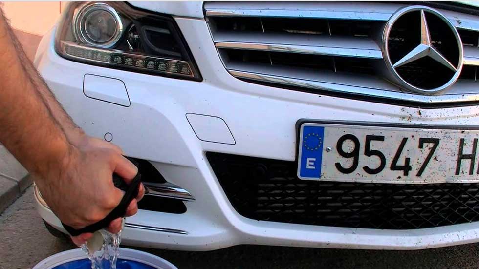 Cómo quitar los mosquitos de la carrocería del coche (trucos y vídeo)