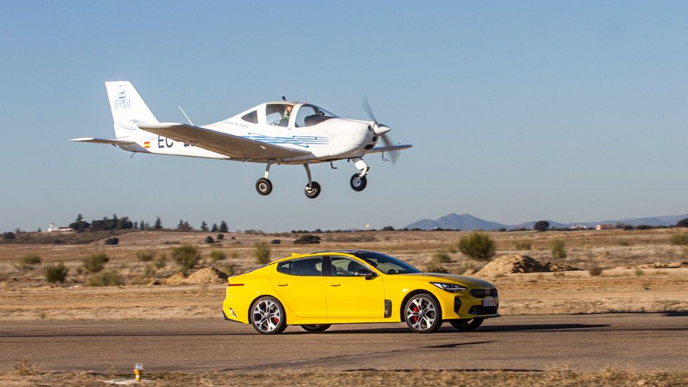 Kia Stinger GT: duelo por tierra y aire frente a una avioneta (vídeo)