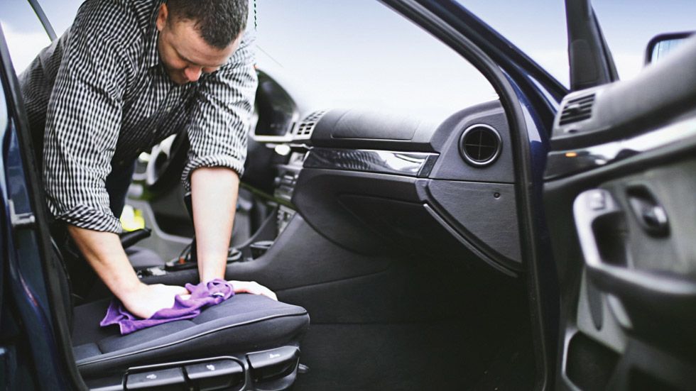 Cómo quitar las manchas de vómito y el olor del interior del coche